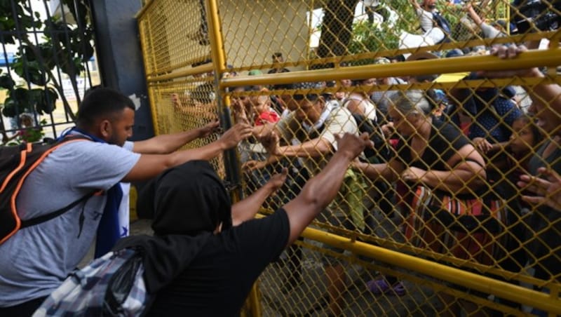 Honduranische Flüchtlinge stürmen die Grenze zu Mexiko. (Bild: AFP or licensors)