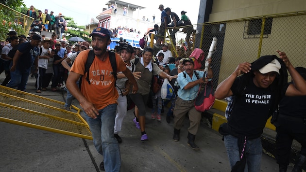 Honduranische Flüchtlinge stürmen die Grenze zu Mexiko. (Bild: AFP or licensors)