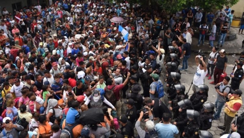 Polizisten in Guatemala konnten dem Druck von Tausenden Menschen nicht mehr standhalten. (Bild: AFP)