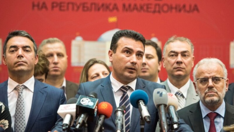 Ministerpräsident Zoran Zaev hat die Namensänderung durch das mazedonische Parlament gebracht - mit den Stimmen einiger nationalistischer Abgeordneter. (Bild: APA/AFP/Robert ATANASOVSKI)