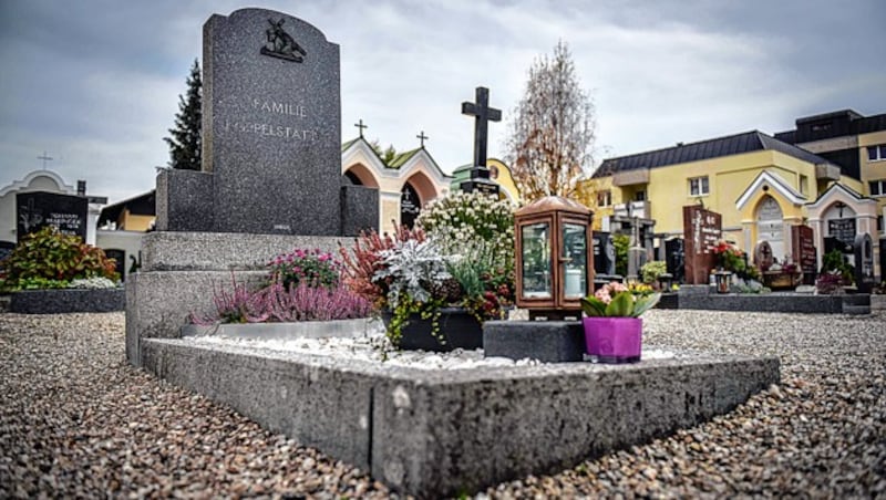 Im Oktober wurde Georg im Grab seiner Eltern bestattet, dabei auch der Grabstein getauscht. (Bild: Markus Wenzel)