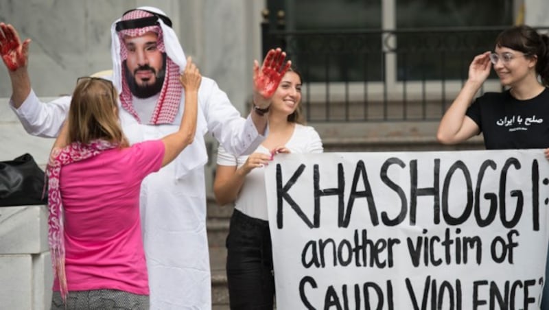 Für diese Demonstranten in Washington ist klar, wer für den Mord an dem saudischen Journalisten Jamal Khashoggi verantwortlich ist: Kronprinz Mohammed bin Salman. (Bild: APA/AFP/JIM WATSON)