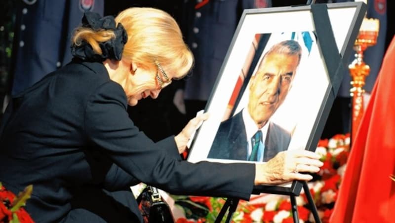 Dagmar Koller am aufgebahrten Sarg mit dem Leichnam ihres Gatten, dem verstorbenen Wiener Altbürgermeister Helmut Zilk, am 6. November 2008 im Rathaus in Wien (Bild: AP)