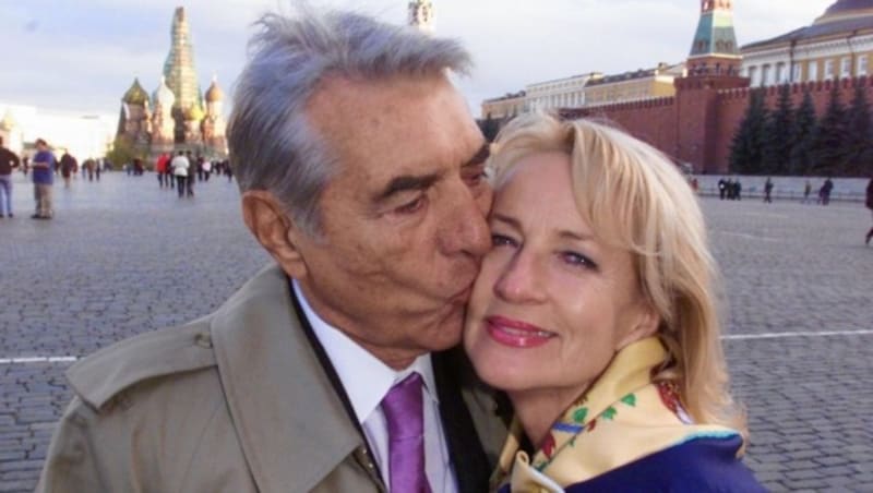 Zilk und Koller verliebt auf dem Roten Platz in Moskau (Bild: KRONEN ZEITUNG)