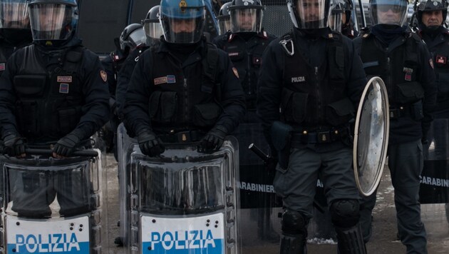Italienische Polizisten im Grenzort Claviere (Bild: AFP)