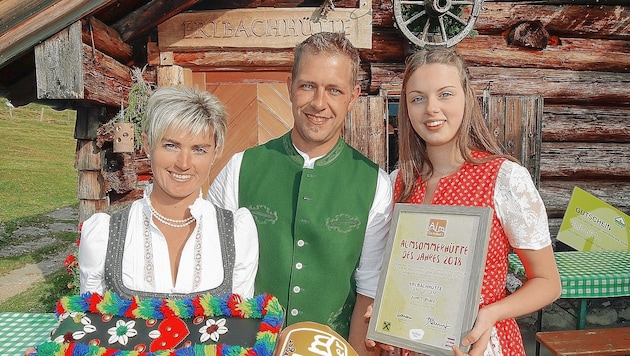 Siegerehrung der Almsommerhütte des Jahres 2018: Gewinnerin Andrea Sams mit Hans und Lisa von der Erlbachhütte (Bild: Markus Tschepp)