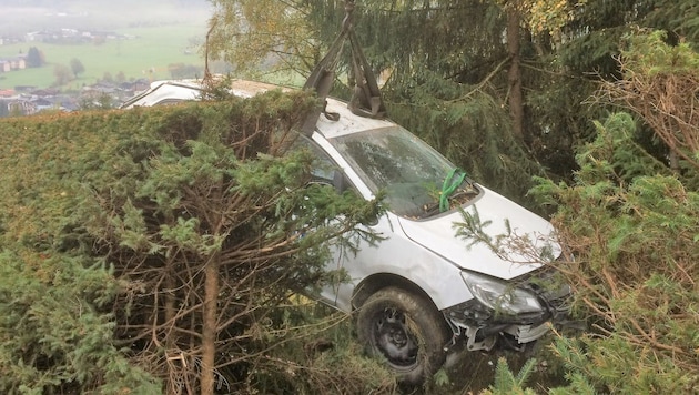 Ein Fahrzeug geriet aus bisher unbekannter Ursache von der Straße ab, stürzte dabei über 50 Meter über steiles Geländer ab und durchbrach auch eine Hecke. (Bild: FF Kaprun)