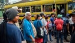 Honduraner werden von guatemaltekischen Polizisten in diesen Bus begleitet, der sie wieder in ihre Heimat zurückbringen soll. (Bild: APA/AFP/Johan ORDONEZ)
