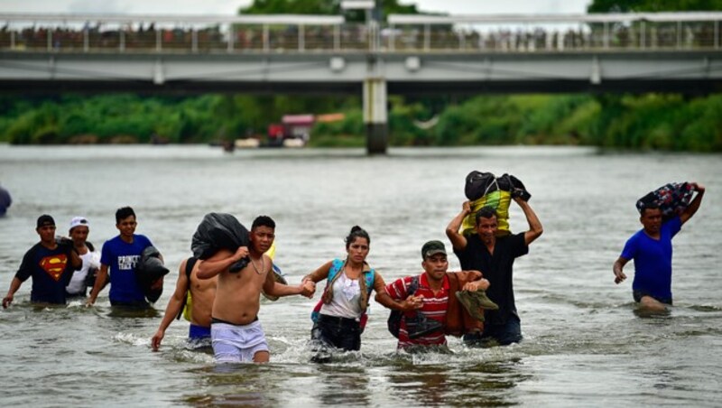 Diese Migranten haben Mexiko über den Grenzfluss Suchiate erreicht. (Bild: APA/AFP/Pedro Pardo)