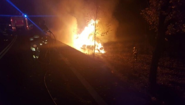 Beim Eintreffen der Feuerwehr stand das Unfallauto in Flammen. Für den 19-jährigen Lenker kam jede Hilfe zu spät. (Bild: FF Waiern)