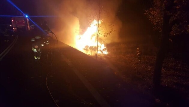 Beim Eintreffen der Feuerwehr stand das Unfallauto in Flammen. Für den 19-jährigen Lenker kam jede Hilfe zu spät. (Bild: FF Waiern)