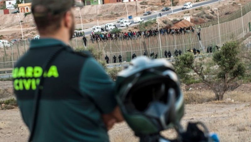 Ansturm auf den Grenzzaun von Melilla im Jahr 2018 (Archivbild) (Bild: AFP/Jose Colon)