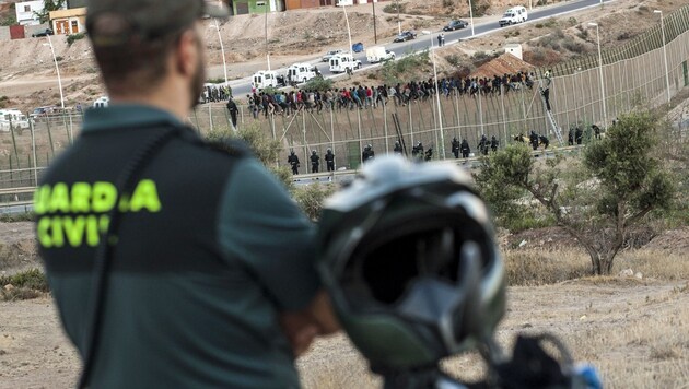 Ansturm auf den Grenzzaun von Melilla im Jahr 2018 (Archivbild) (Bild: AFP/Jose Colon)