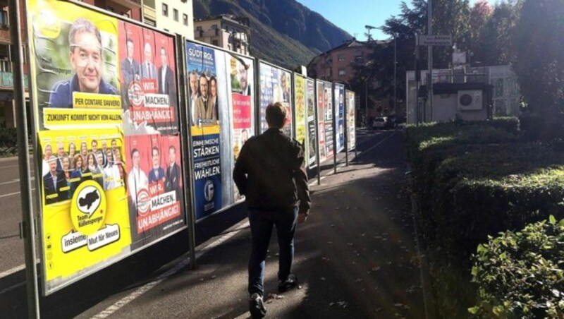 Plakate der werbenden Parteien (Bild: APA/MARKUS WIMMER)