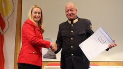 Cornelia Friesser und Generalmajor Wolfgang Rauchegger (Bild: ÖRHB Landesgruppe Kärnten)