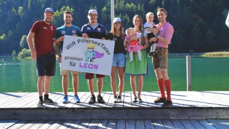 Über die Hilfe von Biathlet Dominik Landertinger, Feller und den Geschwistern Köck freuen sich die Eltern Sandra & Florian Apler (re.). (Bild: Zoom.Tirol)