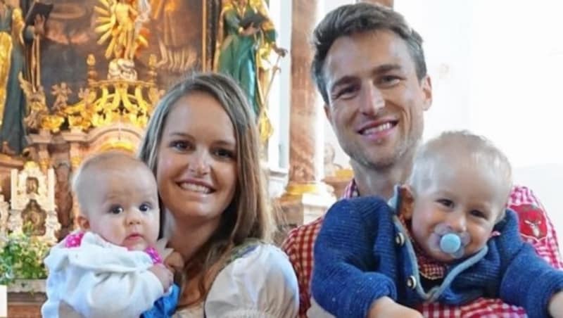 Die Eltern Sandra und Florian Apler mit Leon und seiner gesunden Schwester Marie (Bild: leonandfriends.org)