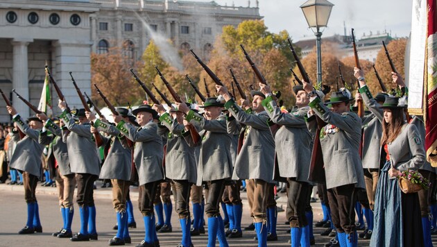 Auch die Tennengauer Schützen feuerten eine Ehrensalve in Wien ab. (Bild: www.neumayr.cc)