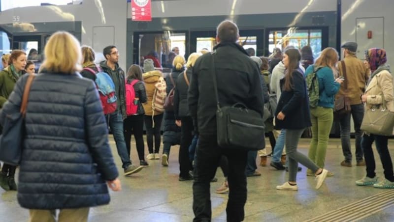 Binnen Minuten drängte sich eine Menschentraube durch das „Jonas-Reindl“ beim Verkehrsknotenpunkt Schottentor. (Bild: Peter Tomschi)