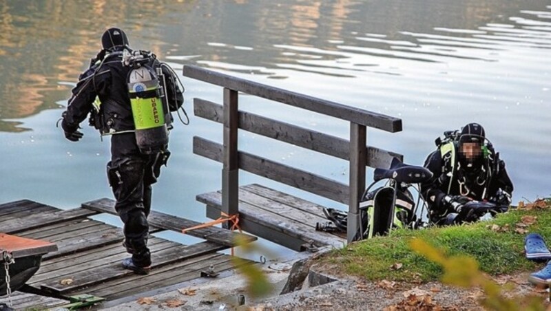 Polizeitaucher suchen nach der Tatwaffe im Zeller See. (Bild: Niki Faistauer)