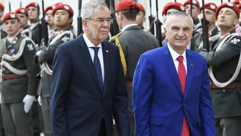 Bundespräsident Alexander Van der Bellen und der albanische Präsident Ilir Meta während eines Empfangs mit militärischen Ehren im Burghof in Wien (Bild: APA/ROBERT JAEGER)