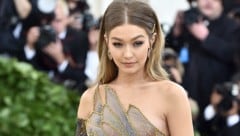 Haarspangerl, wie sie etwa Gigi Hadid bei der Met-Gala trug, sind wieder im Trend. (Bild: 2018 Getty Images)