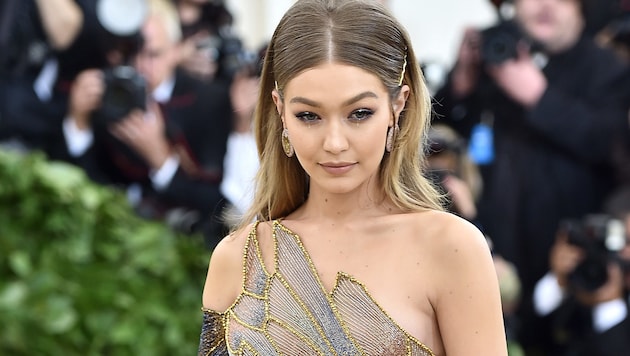 Haarspangerl, wie sie etwa Gigi Hadid bei der Met-Gala trug, sind wieder im Trend. (Bild: 2018 Getty Images)