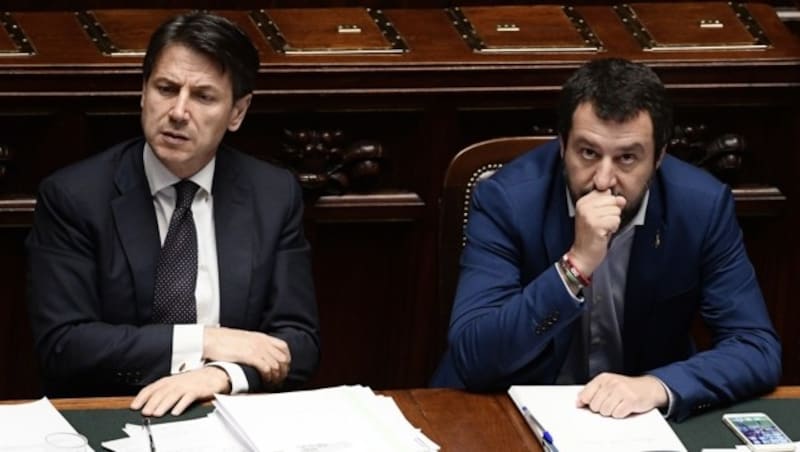 Italiens Premier Giuseppe Conte (links) und Innenminister Matteo Salvini (Bild: AFP)