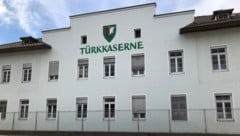 In der Türk-Kaserne in Spittal trug sich Dienstagnachmittag ein schlimmer Vorfall zu: Ein Soldat wurde durch einen Schuss verletzt und starb später im Krankenhaus. (Bild: Christian Rosenzopf)