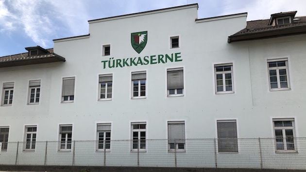 A serious incident took place in the Türk barracks in Spittal on Tuesday afternoon: a soldier was injured by a shot and later died in hospital. (Bild: Christian Rosenzopf)