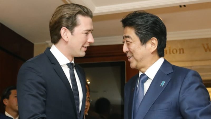 Kanzler Kurz und Japans Premier Shinzo Abe liegen im internationalen Gehältervergleich auf Platz 17. (Bild: BUNDESKANZLERAMT/DRAGAN TATIC)