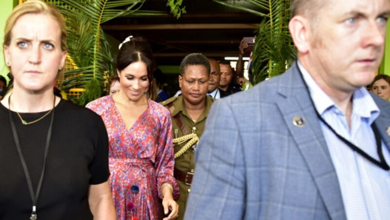 Bodyguards bringen Herzogin Meghan auf einem Markt un Suva in Sicherheit. (Bild: AFP)