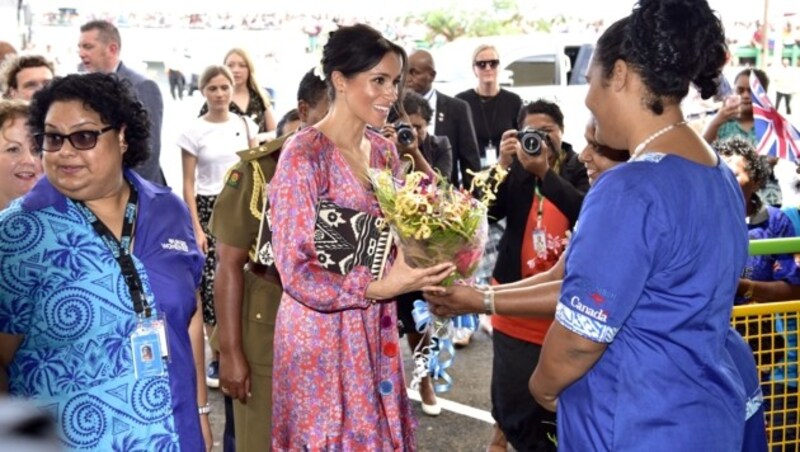 Herzogin Meghan auf dem Markt in Suva (Bild: AFP)