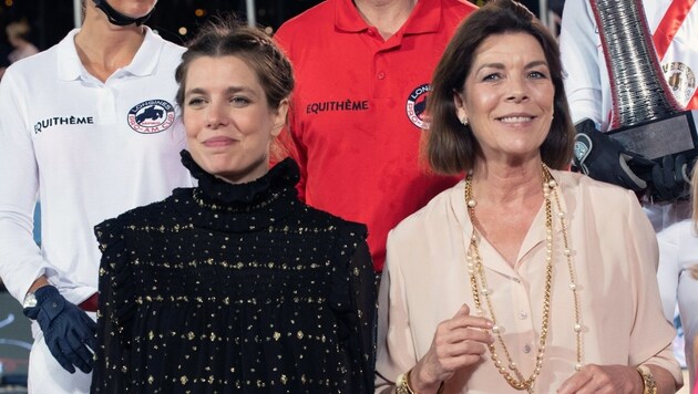 Charlotte Casiraghi und Prinzessin Caroline von Hannover bei der Preisverleihung der Federation Equestre de la Principaute de Monaco im Rahmen des Longines ProAm Cup (Bild: VILLARD / Action Press/Sipa / picturedesk.com)