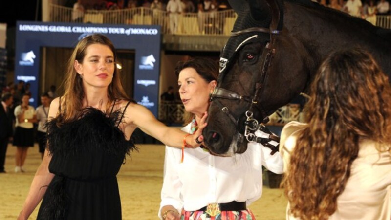 Charlotte Casiraghi und Prinzessin Caroline von Hannover bei einer Pferdegala in Monaco (Bild: www.PPS.at)