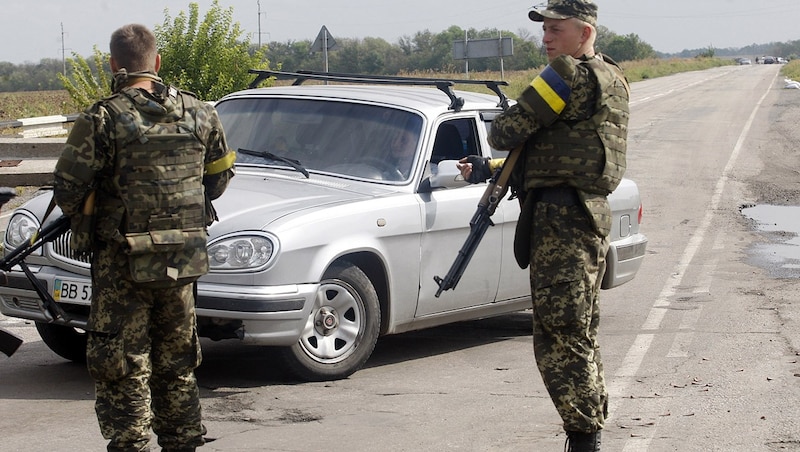 Soldaten an der ukrainischen Grenze (Archivbild) (Bild: AFP (Symbolbild))