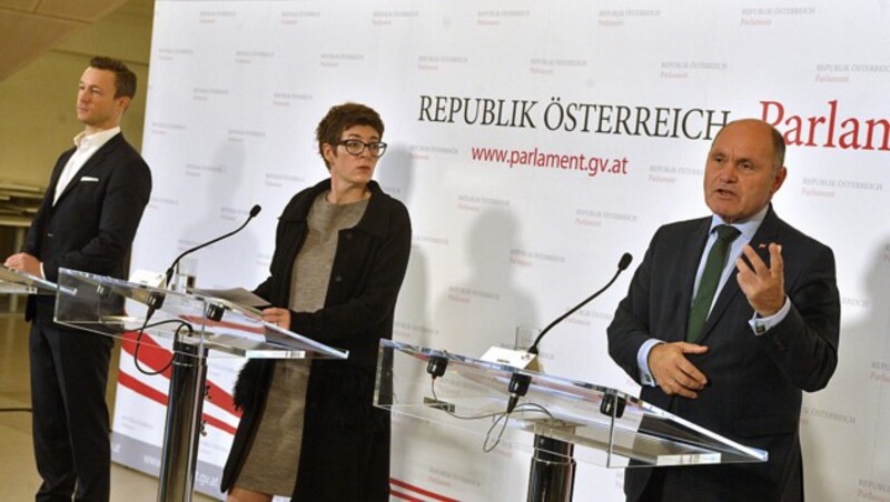 Kulturminister Gernot Blümel, Nationalratspräsident Wolfgang Sobotka und die Direktorin des Hauses der Geschichte, Monika Sommer, bei der gemeinsamen Pressekonferenz in der Hofburg (Bild: APA/HERBERT PFARRHOFER)