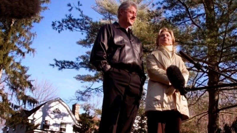 Bill und Hillary Clinton vor ihrem Haus in Chappaqua (Bild: AP)