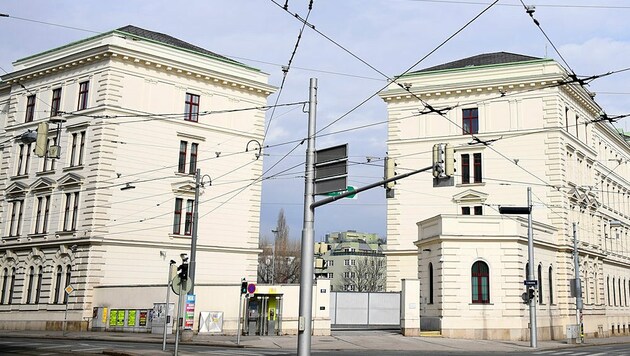 Aus dem einstigen Bundesamt für Verfassungsschutz und Terrorismusbekämpfung (BVT) in Wien, das jetzt DSN heißt, gingen geheime Informationen an die Politik. (Bild: APA/Helmut Fohringer)