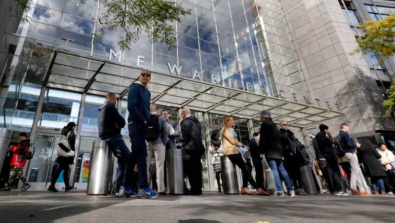 Menschen vor dem evakuierten TimeWarner Center in New York (Bild: AP)