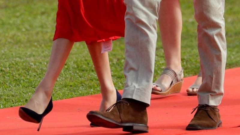 Herzogin Meghan hat vergessen, das heraushängende Etikett ihres Kleides zu entfernen. (Bild: Kirsty Wigglesworth / AP / picturedesk.com)