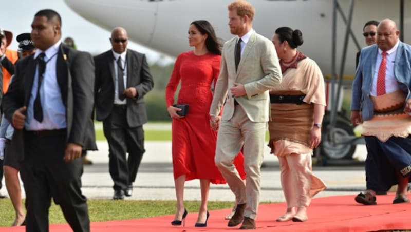 Am Flughafen werden die werdenden Eltern - die Herzogin ist im vierten Monat schwanger - von Prinzessin Angelika Latufuipeka von Tonga begrüßt. (Bild: AFP or licensors)