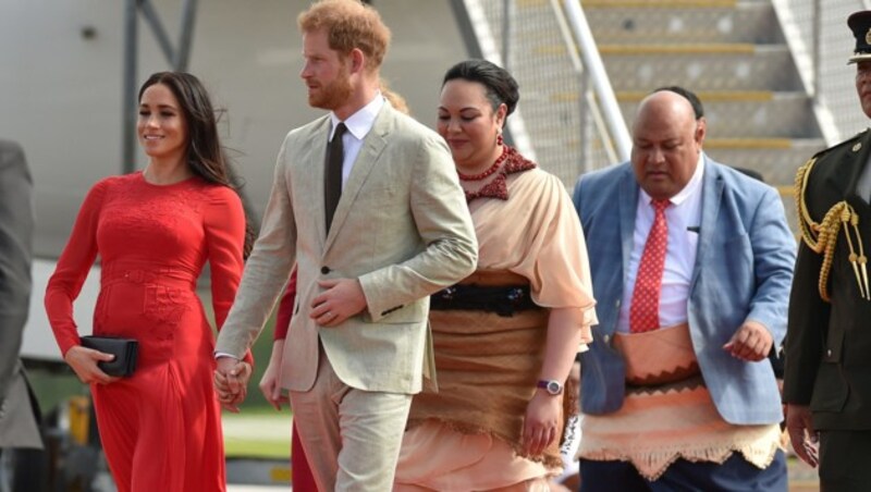 Herzogin Meghan und Prinz Harry am Flughafen von Tonga (Bild: AFP)