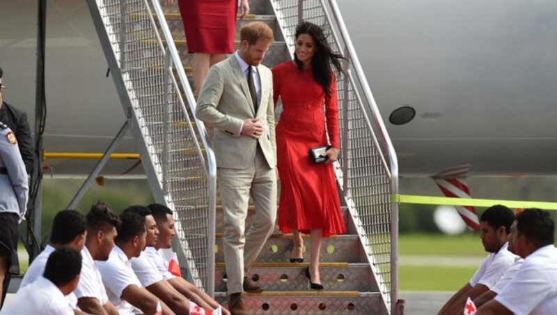 Prinz Harry und Herzogin Meghan am Flughafen Fua‘amotu in Tonga (Bild: AFP)