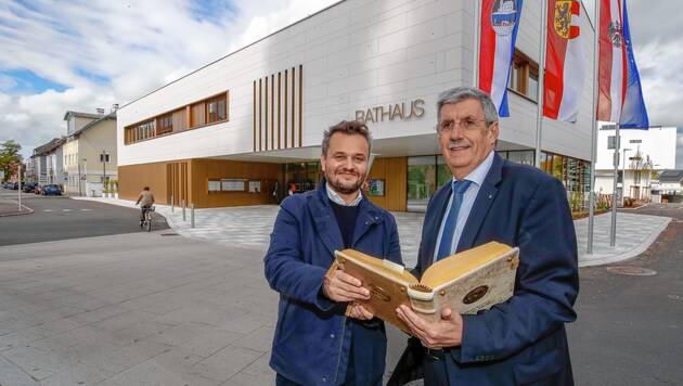 Neues Rathaus in Oberndorf: Architekt Daniel Hora mit SP-Bürgermeister Peter Schröder (Bild: Markus Tschepp)