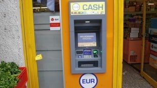 Den Österreichern ist wichtig, auch weiterhin Geldausgabeautomaten in ihrer Nähe zu haben. Die Zahl der Bankomaten sank aber von rund 9200 im Jahr 2021 auf aktuell nur noch 8600. (Bild: Jöchl Martin)