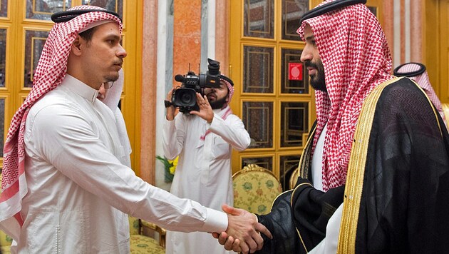 Salah bin Jamal Khashoggi (links) während eines bizarren Treffens mit dem saudischen Kronprinzen am Rande einer Investorenkonferenz in Riad, bei dem der Thronfolger der Familie des ermordeten Journalisten persönlich kondolierte (Bild: APA/AFP/SPA/Handout)