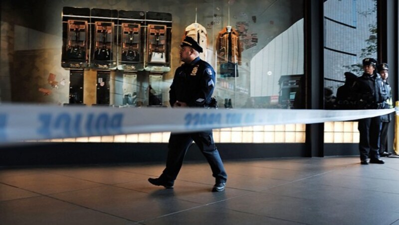 Abgeriegeltes Time Warner Center (Sitz des Nachrichtensenders CNN in New York) nach dem Paketbombenfund (Bild: APA/AFP/GETTY IMAGES/SPENCER PLATT)