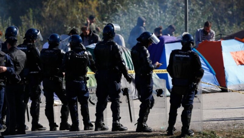 Migranten harrten schließlich vor dem Grenzübergang in Zelten oder im Freien aus. (Bild: AP)