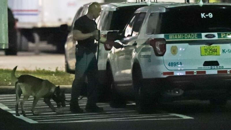 Ein Polizist durchsucht ein Postzentrum in der US-Großstadt Miami. (Bild: AP)